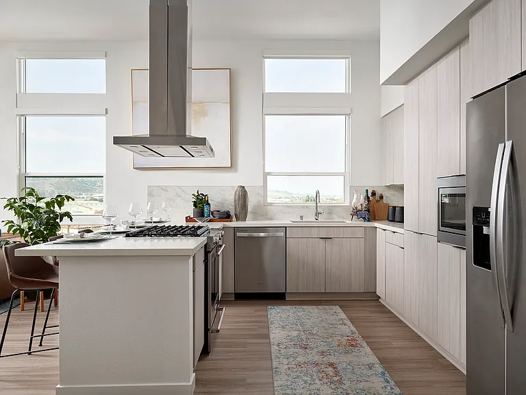B934: Kitchen with white cabinets
