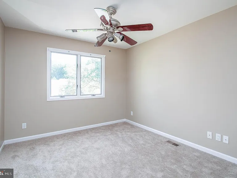 207 Southampton Ct — Photo 16