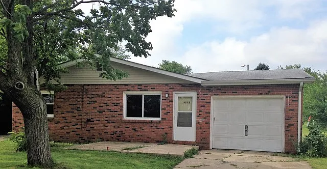 1405 Fairfax Dr photo 1