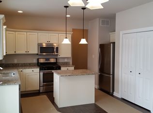 858 E Shakespeare Dr, Valparaiso, IN 46383