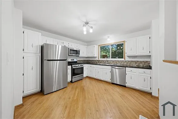 5 bed, 2500 sqft, $4,875 — Photo 3