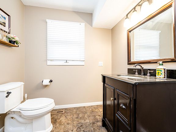 5th image of 2727 S Lakeshore Dr APT A-1