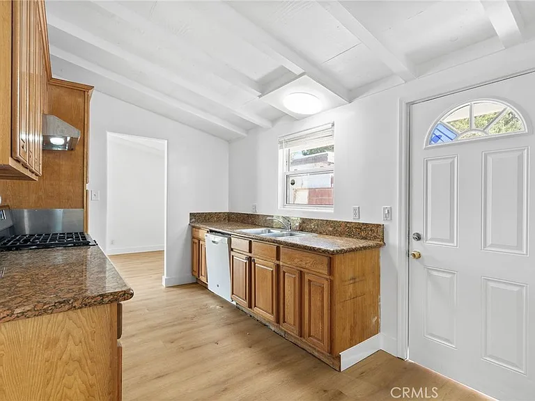 20321 Hamlin St — Photo 15