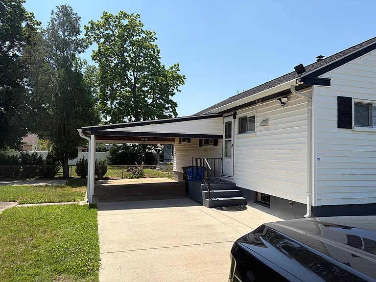 112 Wright Ave — Photo 2