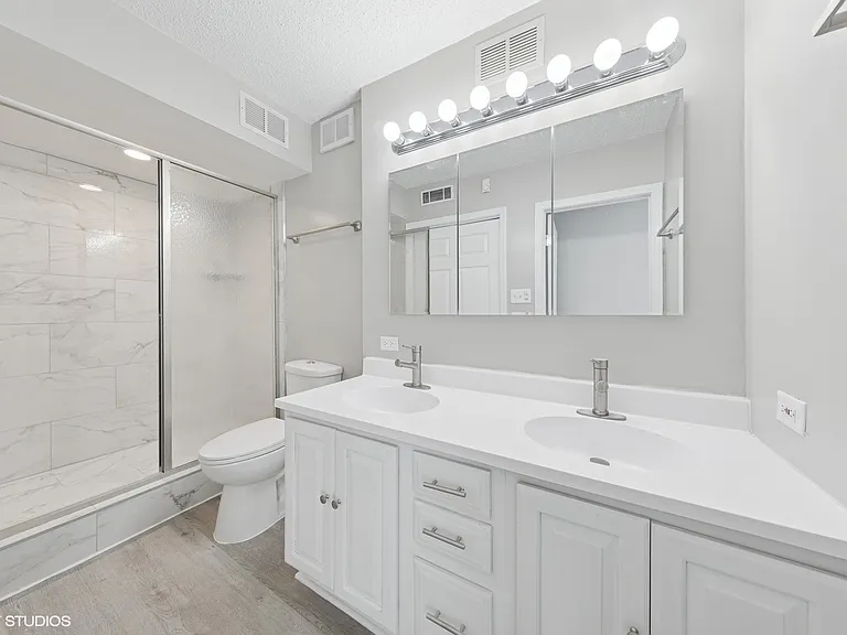 2740 N Pine Grove Ave #17H — Photo 2