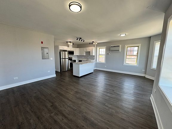 3rd image of 855 Lake St #600