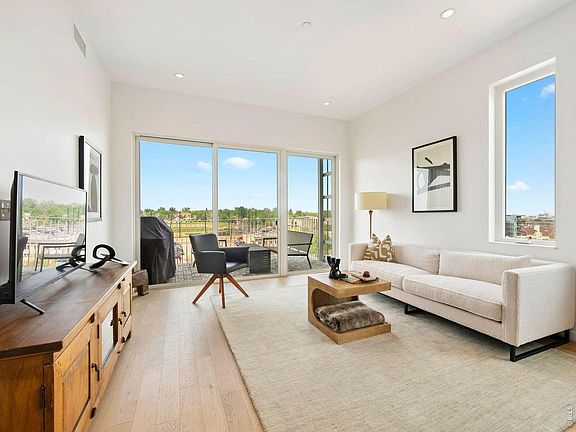 5th image of 2752 N Clay St #404