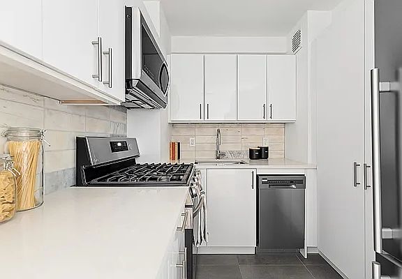 5th image of 150 E 56th St APT 4D