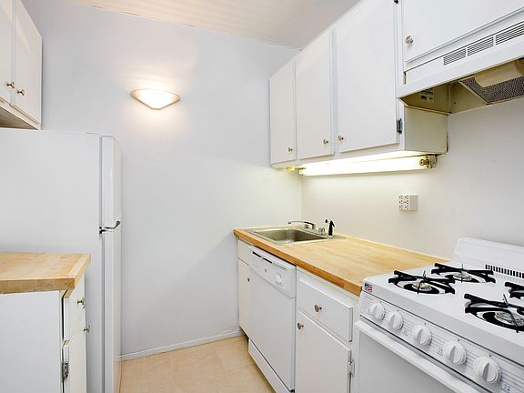 2nd image of 10 Christopher St APT 7B