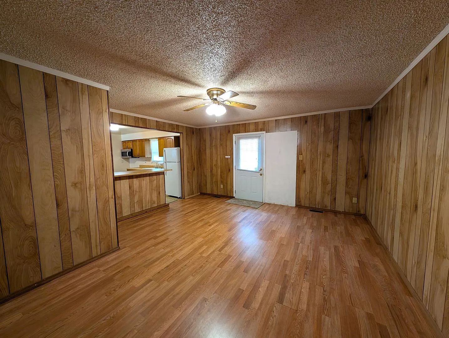 Minutes from Uptown 4 Bedroom! Awesome Backyard! — Photo 3