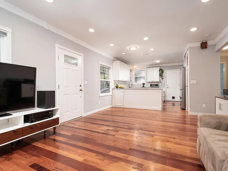 2667 San Carlos Ave — Photo 7