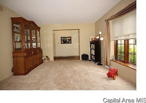3rd image of 320 Astoria Rd