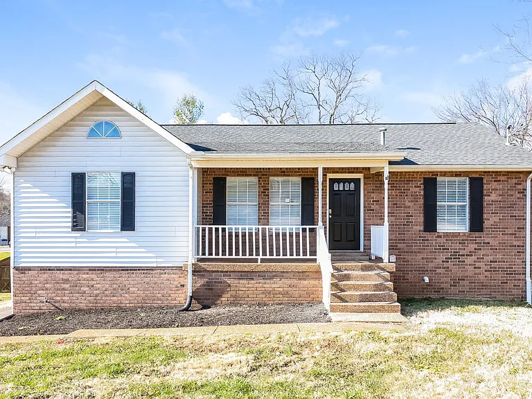 121 Lee Ct — Photo 1