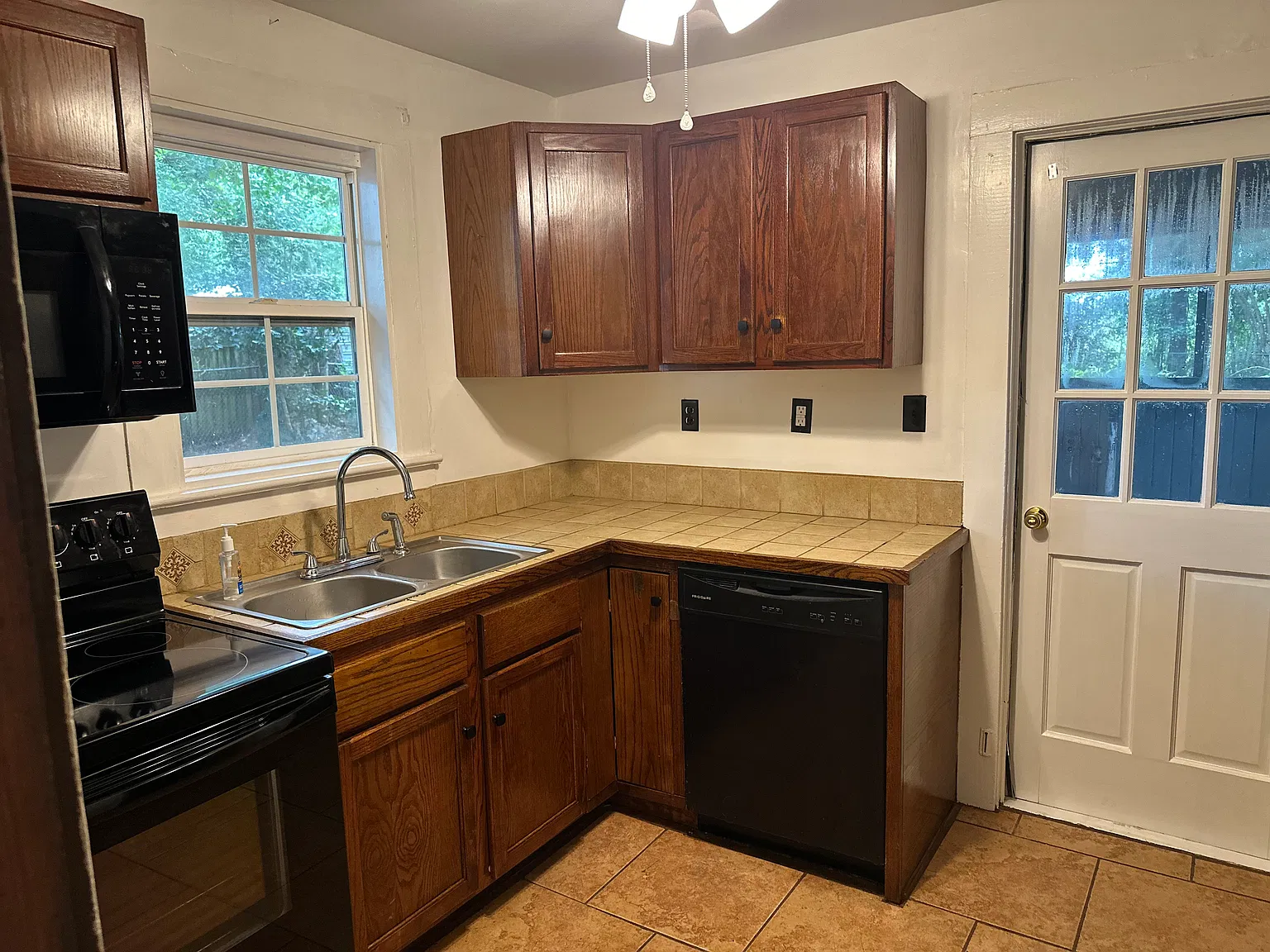 2 bed, 744 sqft, $1,100 — Photo 2