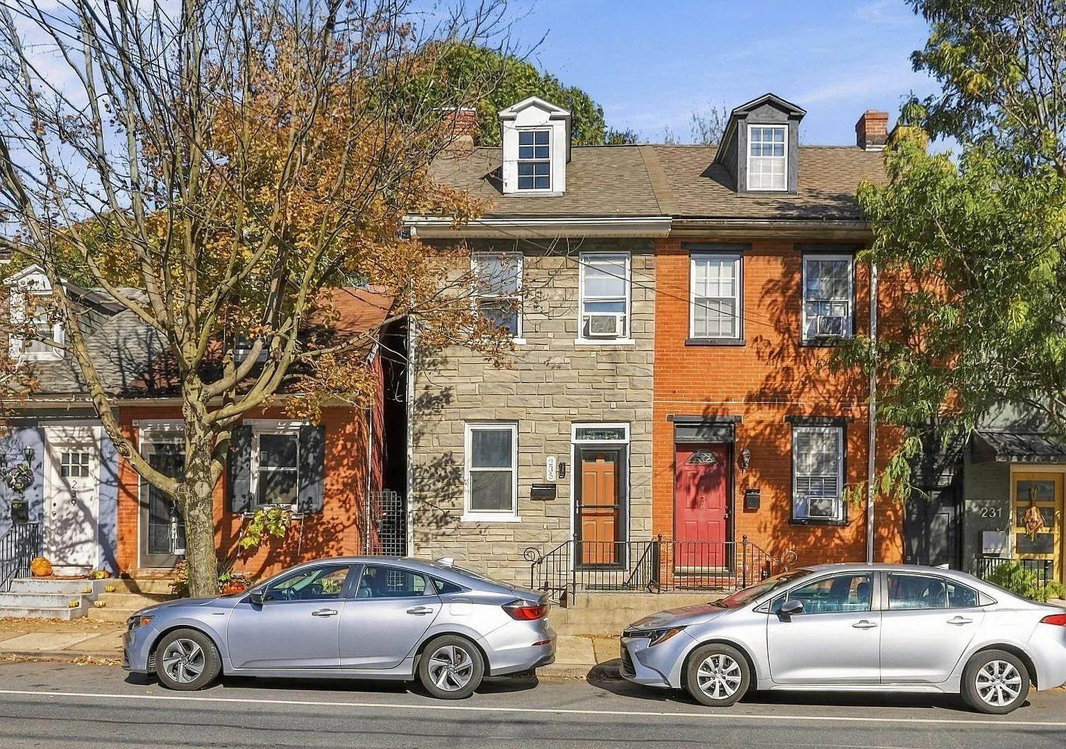 3 bed, 1 Bath in Chestnut Hill Neighborhood Available Now! — Photo 1