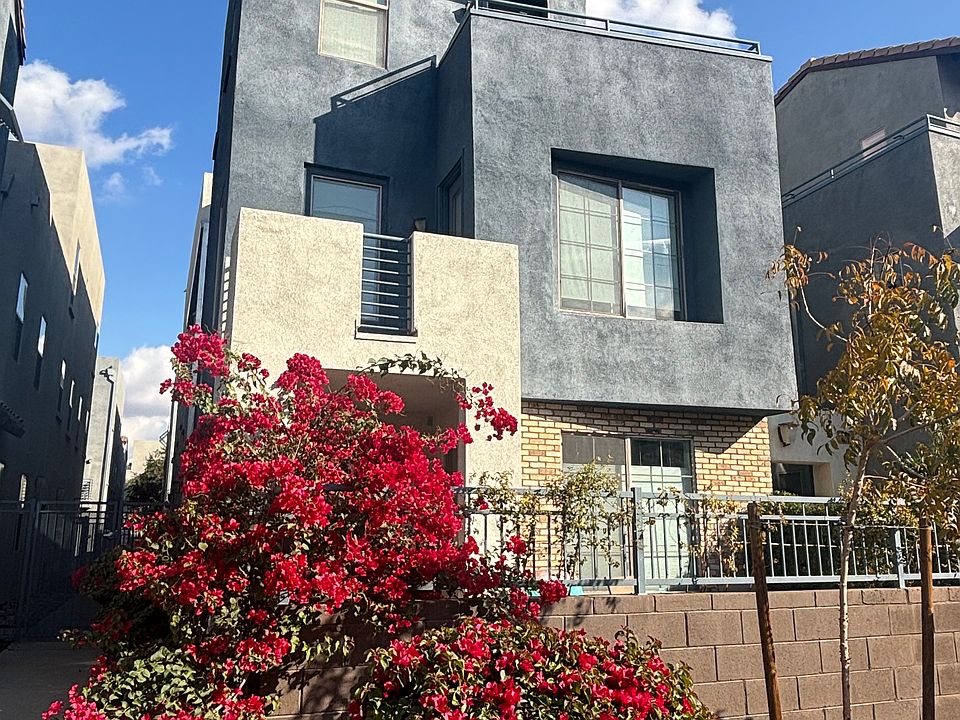 Beautiful 3-story unit with a lovely front courtyard