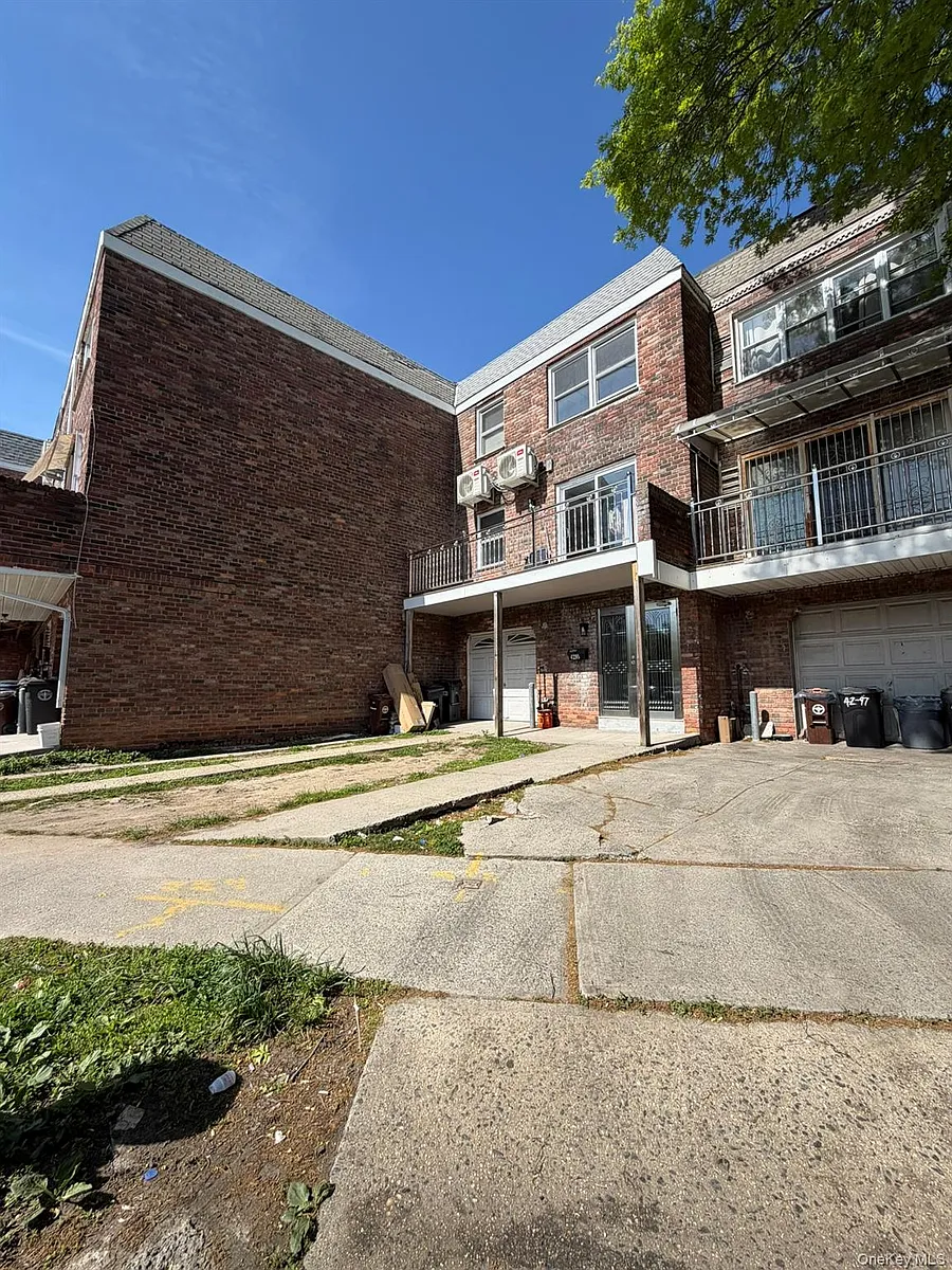 Building Photo - 42-95 Crommelin St