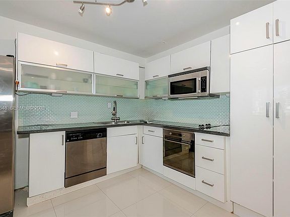 5th image of 900 Bay Dr APT 122