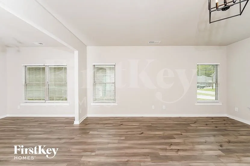 3 bed, 2.0 bath, 1613 sqft, $1,905 — Photo 2
