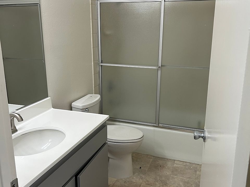 2nd image of 1026 E Washington Ave #9