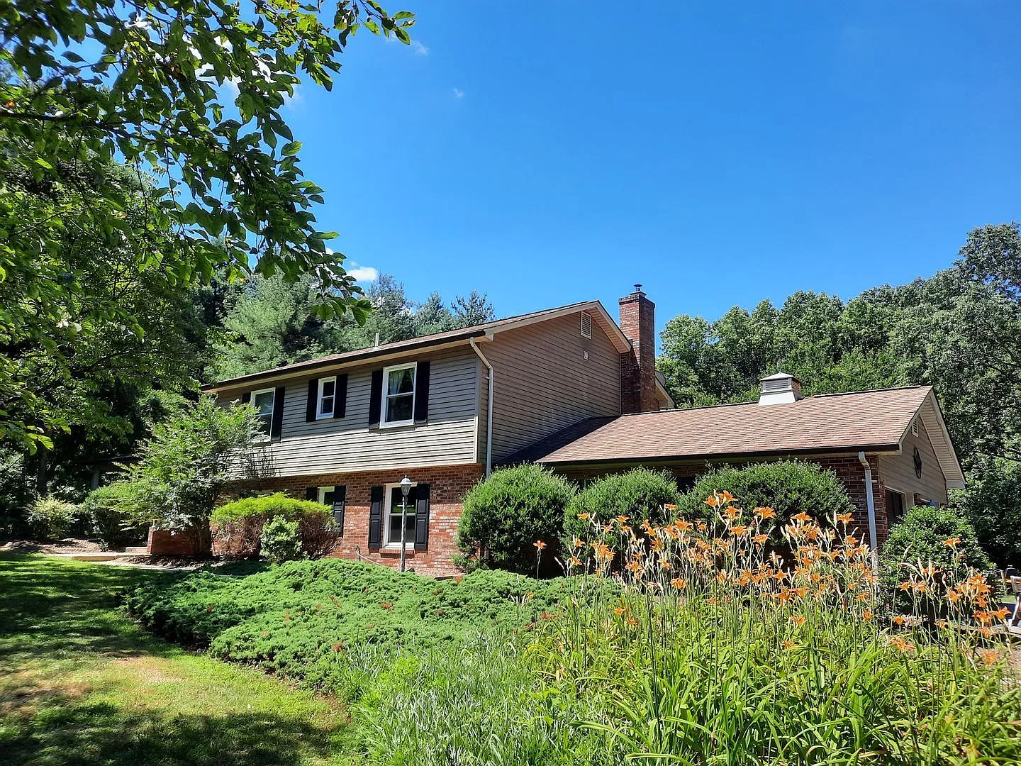 6 bed, 3.0 bath, 2750 sqft, $3,500 — Photo 1