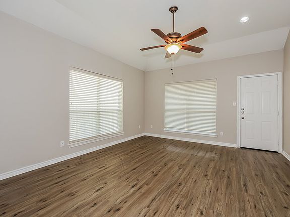 3rd image of 1428 Park Crest Dr