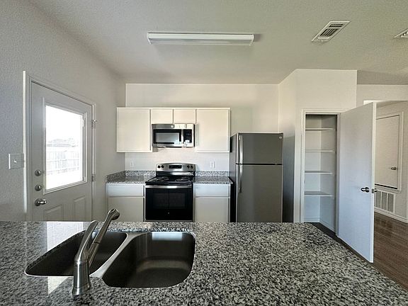 4th image of 1822 Clovis Dr