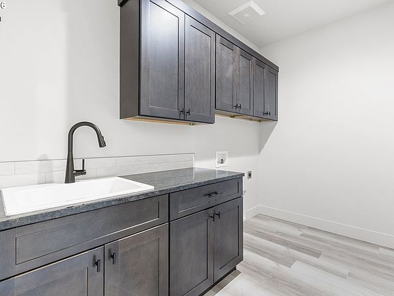 5th image of 615 Tatone St