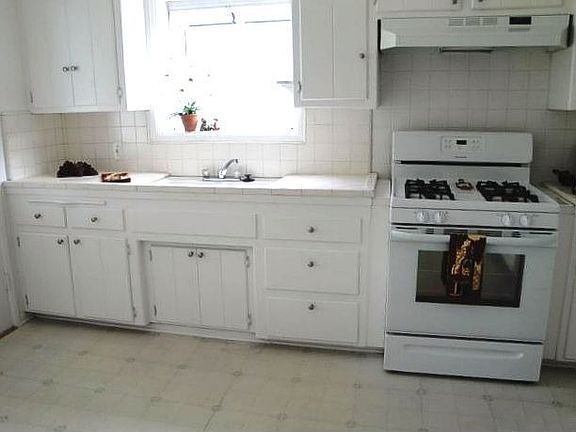 3rd image of 10942 McVine Ave