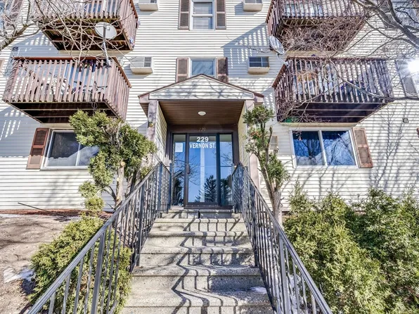 229 Vernon St APT 1, Worcester, MA 01607
