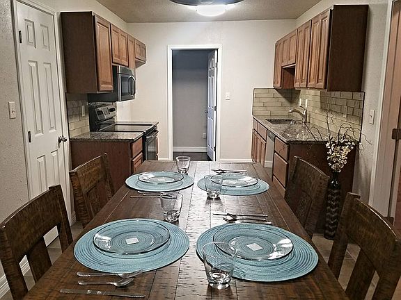 4th image of 1105 N Berry St