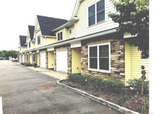 24 Creek Rd APT 205, Huntington, NY 11743