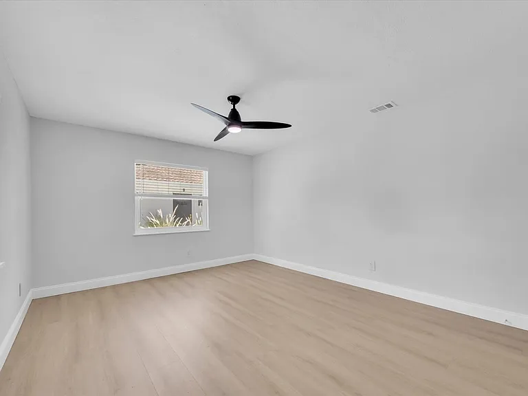3009 W Binnicker Ave — Photo 18