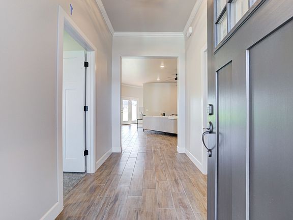Example of Staged Bellevue II floor plan - Features and Finishes may vary based on product availabil