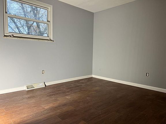 4th image of 6132 Oakfield Dr E