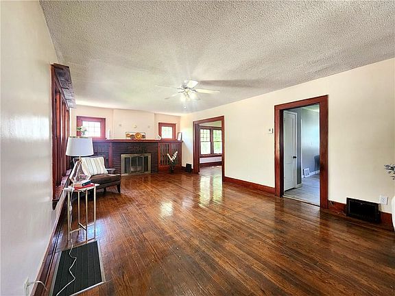 4th image of 2421 Olive St