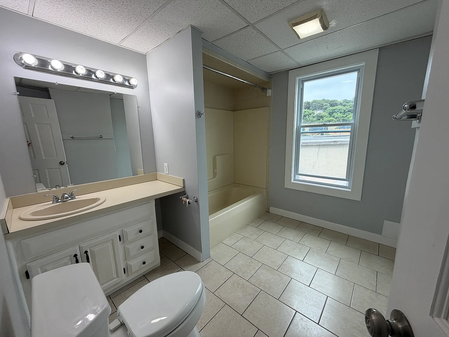 3 bed, $2,300 — Photo 4