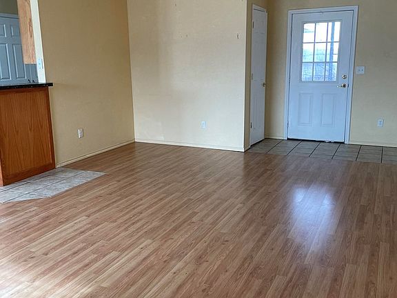 3rd image of 1401 E Jax Ave