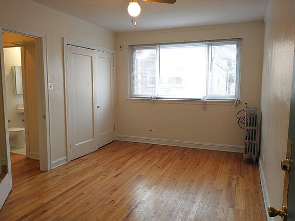2nd image of 1528 W Pratt Blvd #311