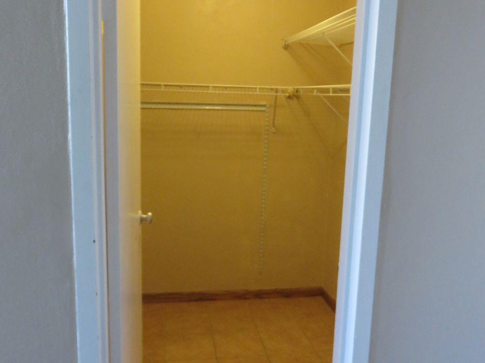 2nd image of 1015 Essex St SE APT 205