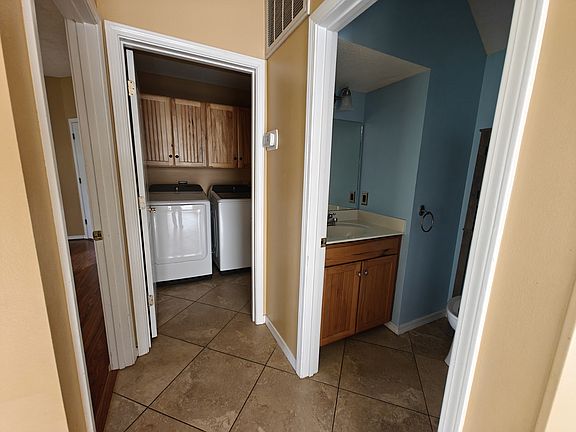Guest bathroom on 1st floor