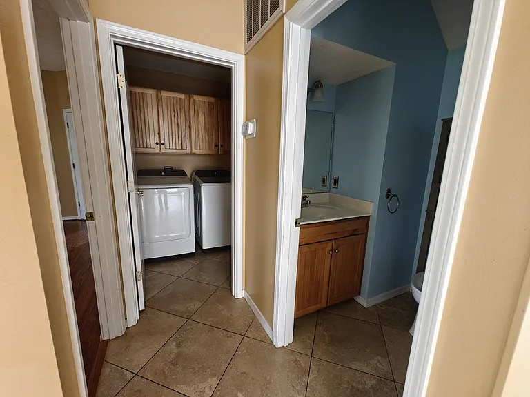 Guest bathroom on 1st floor