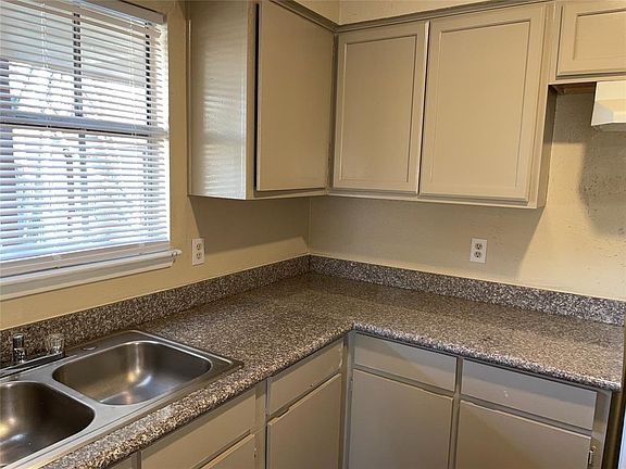 4th image of 4710 Airport Blvd #208