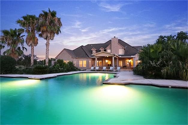 This oversize Olympic swimming pool features 5 water fountains heads that fill the pool. (Not shown)