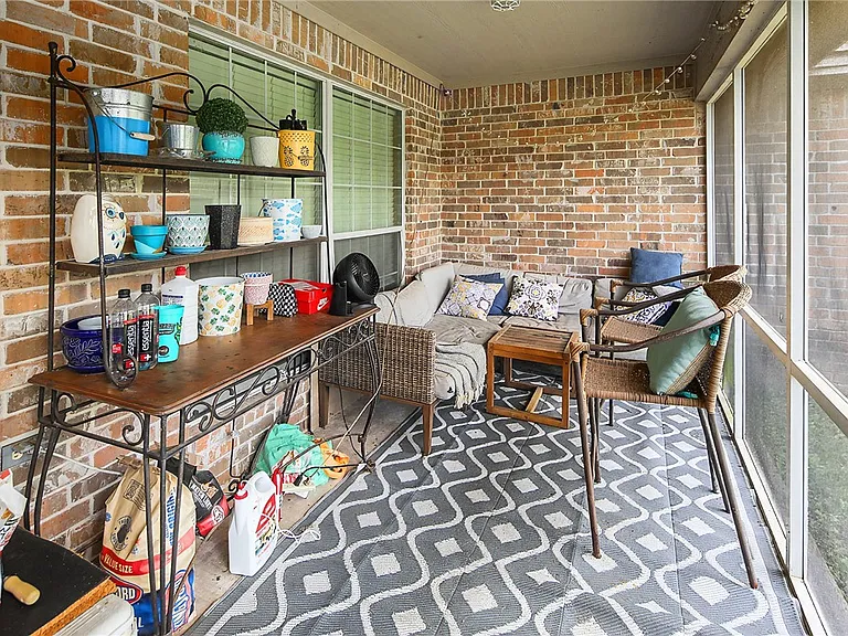 335 Robelmont Dr — Photo 21