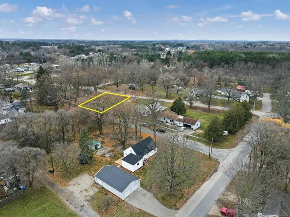 117 Godfrey St, Howard City, MI 49329