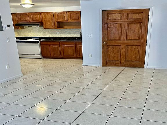 4th image of 11-04 34th Ave #1A