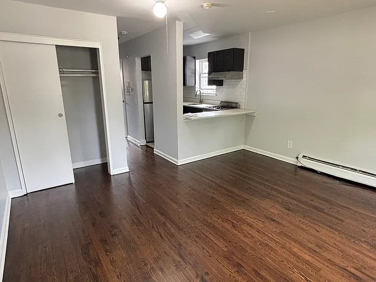 420 W 7th St #5 — Photo 2