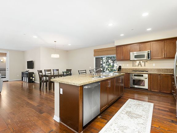 3rd image of 623 Rockefeller