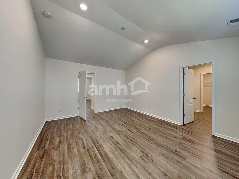 2053 Southlea Dr — Photo 9